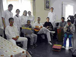 Dr. Márcio dos Santos (com o violão) com pacientes do CAOE: integração através da música