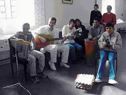 Dr. Márcio dos Santos (com o violão) com pacientes do CAOE: integração através da música