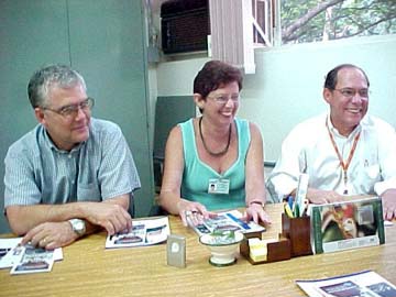 Da esquerda para direita: coordenador do Centro de Ciências, Prof. Luis Antônio, diretora do IQ, Profa. Elizabeth, e o gerente operacional do Senac, Marcos, durante reunião no Instituto